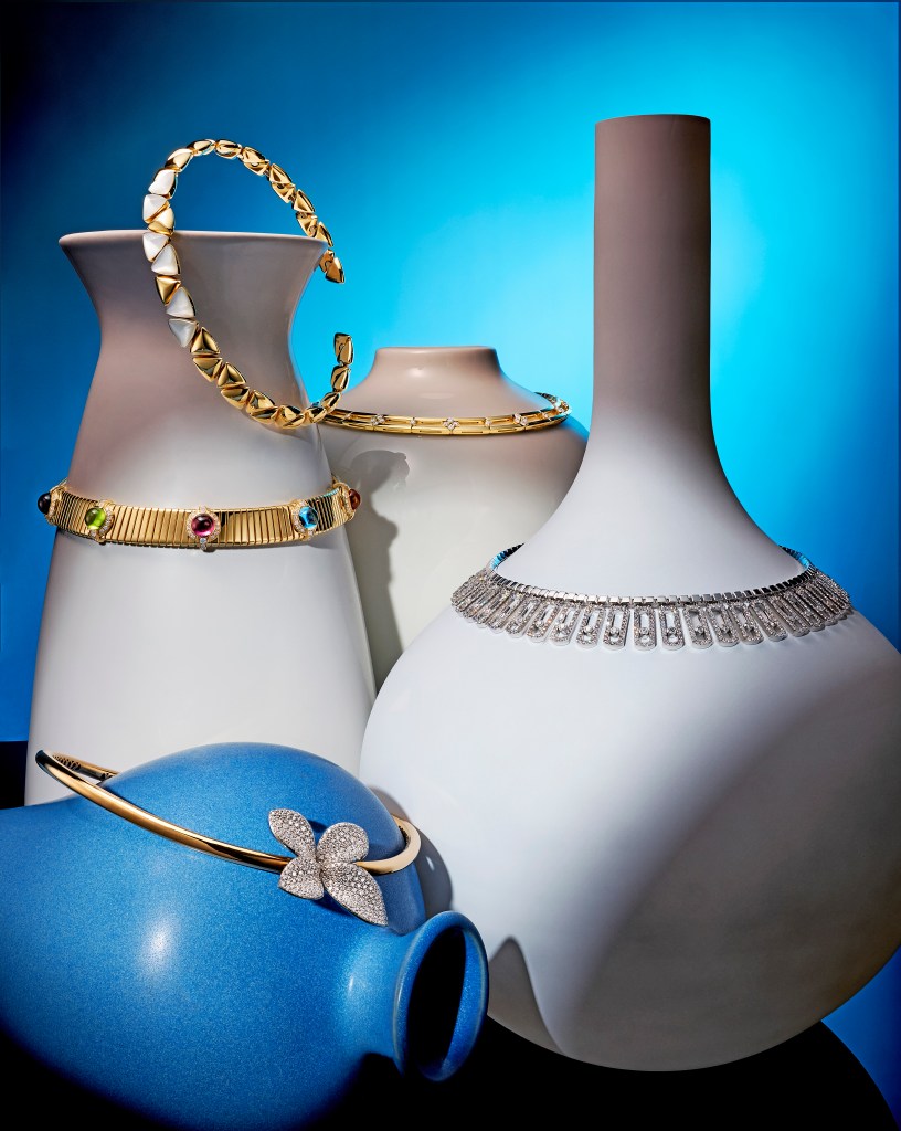 Image of silver and gold fraudsters in vase