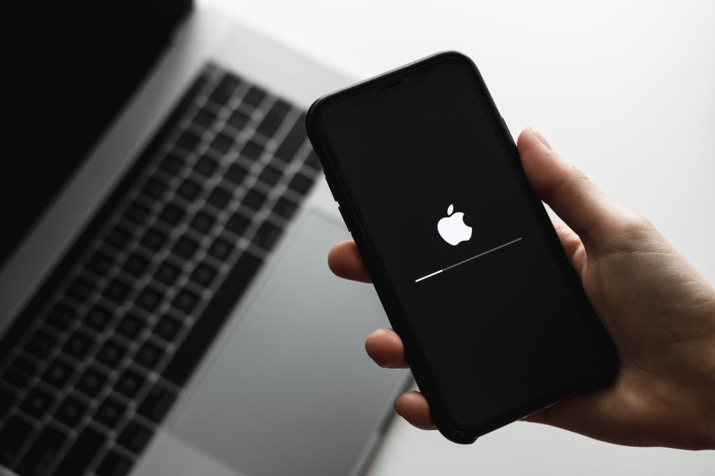 Apple fans collide the change in iPhone app in iOS 26 like 'just plain ugly': 'a real mess'